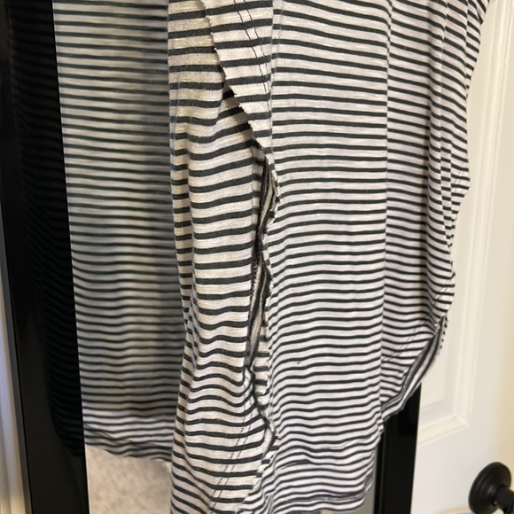 Billabong Striped Curved Hem Top ~ Medium - Picture 4 of 5